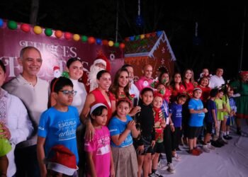 Enciende la gobernadora Árbol Navideño