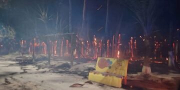 Incendio provocado arrasa con al menos 50 palapas en Mahahual