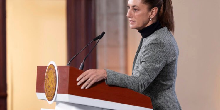 Sheinbaum acompaña a víctimas del accidente ferroviario; anuncia apoyo para familias afectadas