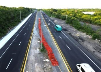 Reparan por fin socavón en carretera Cancún-Playa del Carmen