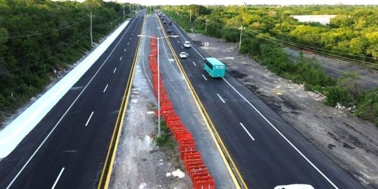 Reparan por fin socavón en carretera Cancún-Playa del Carmen