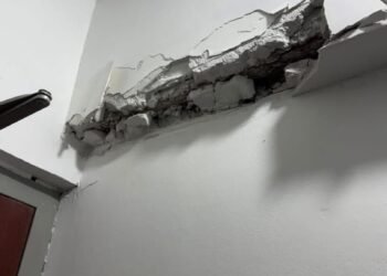 Daños en el Hotel Holiday Inn Express junto a Reforma 222 tras sismo de 6.5 en México