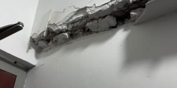 Daños en el Hotel Holiday Inn Express junto a Reforma 222 tras sismo de 6.5 en México