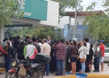 Vecinos de Valle Verde y Avante estallan contra CFE por recibos impagables