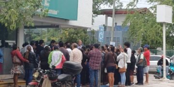 Vecinos de Valle Verde y Avante estallan contra CFE por recibos impagables