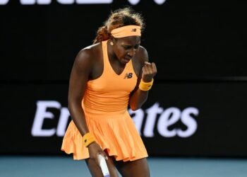 Entre presión y enojo: Coco Gauff repite escena tras caer en Melbourne rompe su raqueta