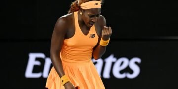 Entre presión y enojo: Coco Gauff repite escena tras caer en Melbourne rompe su raqueta