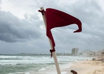 Mar embravecido pone a Cancún en alerta, en ocho de 11 playas se prohíbe el ingreso a bañistas