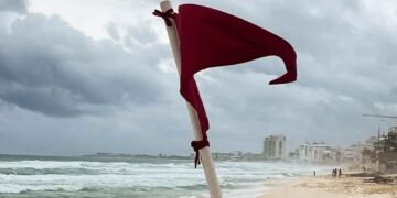Mar embravecido pone a Cancún en alerta, en ocho de 11 playas se prohíbe el ingreso a bañistas