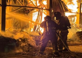 Voraz incendio reduce a cenizas bazar hotelero