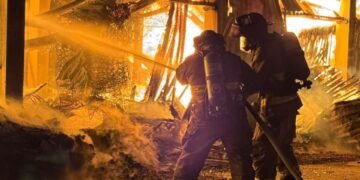 Voraz incendio reduce a cenizas bazar hotelero
