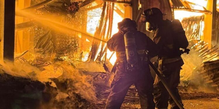Voraz incendio reduce a cenizas bazar hotelero