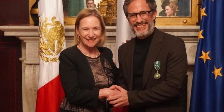 Francia condecora a Gael García Bernal por su trayectoria