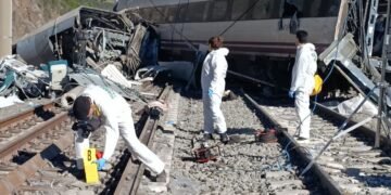 Tragedia en España: 39 muertos y al menos 100 heridos tras choque de trenes de alta velocidad
