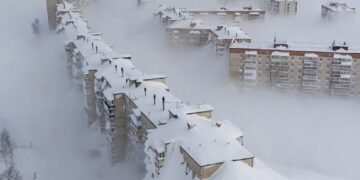 Rusia bajo la nieve: tormentas extremas sepultan ciudades y disparan emergencias