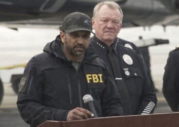 Director del FBI se lleva de México a dos fugitivos clave