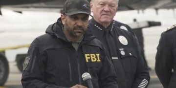 Director del FBI se lleva de México a dos fugitivos clave
