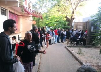 Descontrol total en el Registro Civil por CURP biométrica; hay largas filas