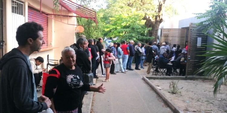 Descontrol total en el Registro Civil por CURP biométrica; hay largas filas