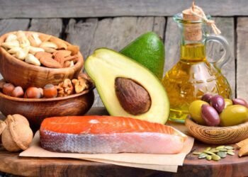 Gobierno de Trump promueve dejar de comer alimentos ultra procesados en su guía “Eat the real food”