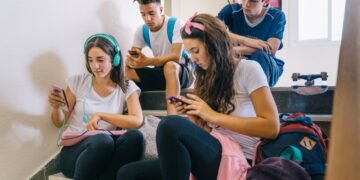 Adiós TikTok y compañía antes de los 15; Francia dice “no” a las redes sociales, iniciativa avanza