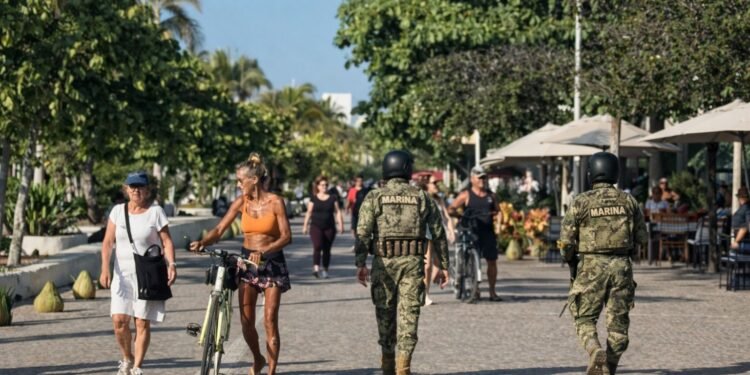 Refuerzan seguridad en Puerto Vallarta con más de 300 marinos