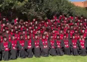 Del festejo al susto: colapsa plataforma durante foto de graduación de la Ibero en CDMX