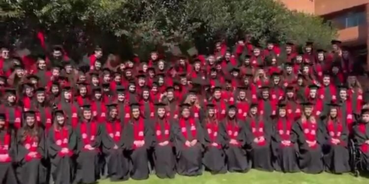 Del festejo al susto: colapsa plataforma durante foto de graduación de la Ibero en CDMX