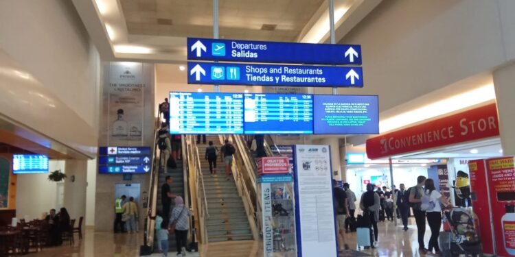 Turistas alertan por robo de maletas en aeropuerto de Cancún
