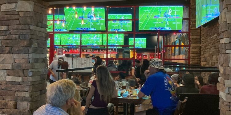 La afición prefirió el sofá: Restauranteros no logran repunte con el Súper Bowl