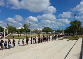 Ni el sol los detuvo; miles hacen fila por boletos de la Banda MS en el cierre del Carnaval