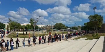 Ni el sol los detuvo; miles hacen fila por boletos de la Banda MS en el cierre del Carnaval