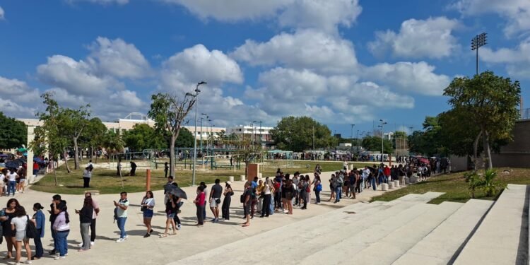 Ni el sol los detuvo; miles hacen fila por boletos de la Banda MS en el cierre del Carnaval