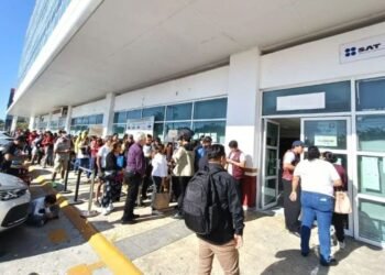 Aunque es ilegal, el SAT no aplica multas a quienes exigen la constancia fiscal