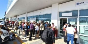 Aunque es ilegal, el SAT no aplica multas a quienes exigen la constancia fiscal