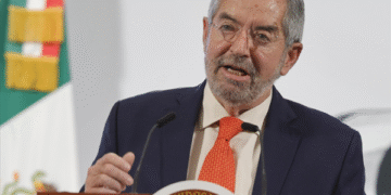 SRE pide a mexicanos evitar viajar a Irán e Israel