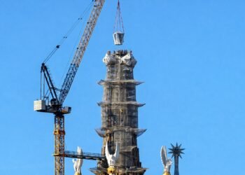 Tras 144 años, la Sagrada Familia coloca la pieza que culmina su torre más alta