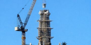 Tras 144 años, la Sagrada Familia coloca la pieza que culmina su torre más alta