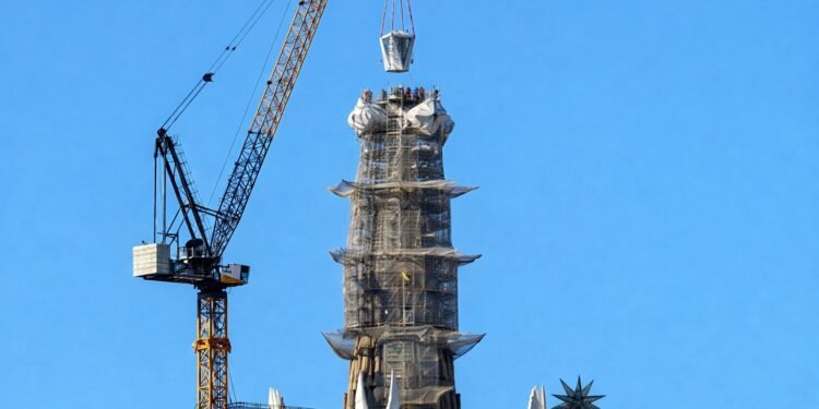 Tras 144 años, la Sagrada Familia coloca la pieza que culmina su torre más alta
