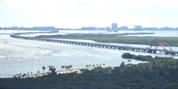 Puente Nichupté con avance del 95.1%, colocan la última losa para integrar la estructura