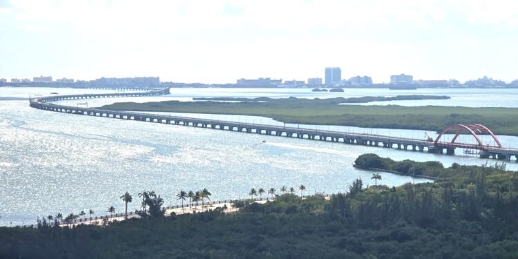 Puente Nichupté con avance del 95.1%, colocan la última losa para integrar la estructura