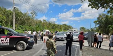Cierran salida de carretera Cancún-Mérida por narcobloqueo