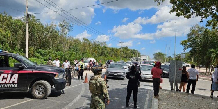 Cierran salida de carretera Cancún-Mérida por narcobloqueo