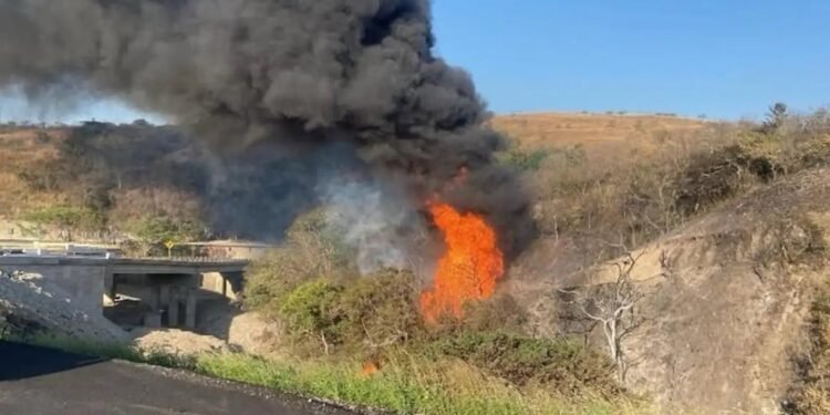 Fuerte explosión en ducto de Pemex sacude Loma Larga en Oaxaca y deja tres víctimas mortales
