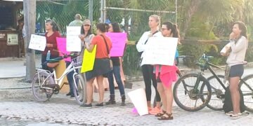 Habitantes de Mahahual bloquean el muelle de Costa Maya afectando a más de 12 mil cruceristas