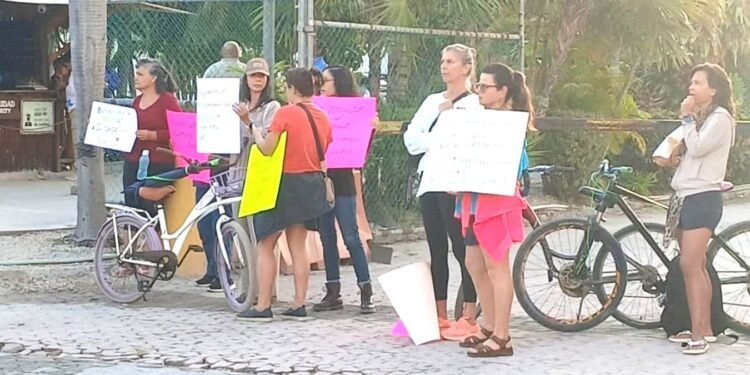 Habitantes de Mahahual bloquean el muelle de Costa Maya afectando a más de 12 mil cruceristas