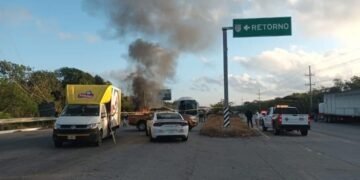 Autobús de pasajeros choca en la federal 307; una mujer fallece y 12 personas resultan heridas