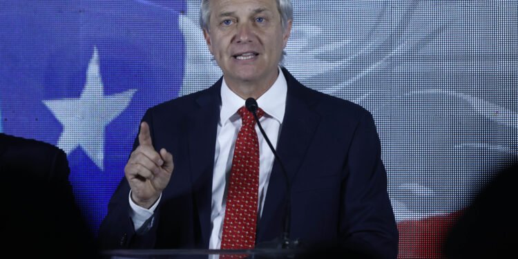 Chile cambia de rumbo político: José Antonio Kast asume la presidencia, promete control migratorio