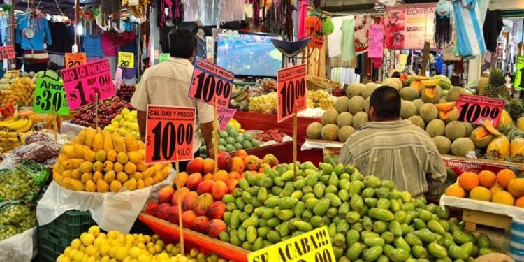 Fruta y verdura, lo que más subió de precio; Inflación en México sube a 4.02% anual en febrero