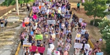 Siguen sin volver a casa 328 mujeres; miles de mujeres exigen poner fin a la violencia de género